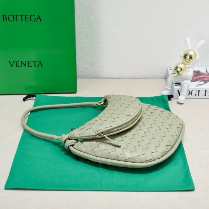 Batch 1860 Bv Shu Qi's same "Gemelli" twin bag 👇 Locked in advance 24 years of hot style 💕 Gemelli is paired with two half-moon shaped bags, matched with the brand's iconic intrecciato woven sheepskin, equipped with a detachable tubular handle, which can be used as a clutch, on the shoulder or by flipping the small crescent moon as a handle, or as a long shoulder strap 🉑️ crossbody The dual design has a personalized yet charming attitude, and the eye-catching visual impact brings an elegant and fashionable feeling. It is a bag worth buying💥 Size: 36x25x10, Model: 4281#